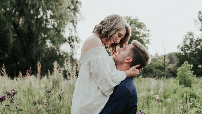 Tips Hubungan Harmonis dengan Pria yang Lebih Muda