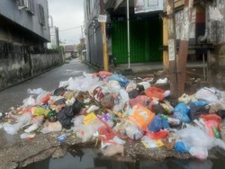 Lagi-lagi Tumpukan Sampah Bau di Pekanbaru