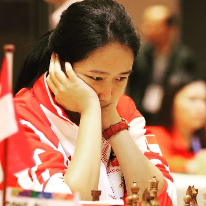 Kelihaian dalam bermain catur juga sering ditunjukkan Irene Sukandar lewat kanal khusus bernama Twitch.tv, Ladies. Buat kamu yang penasaran dengan permainan Women Grand Master bisa tonton langsung di sana ya (Foto: instagram.com/irene_sukandar).