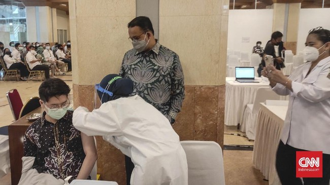 Gubernur DKI Anies Baswedan mengungkap angka vaksinasi di Jakarta sudah melampaui target sambil menyebut tidak bisa mencampuri daerah lain.