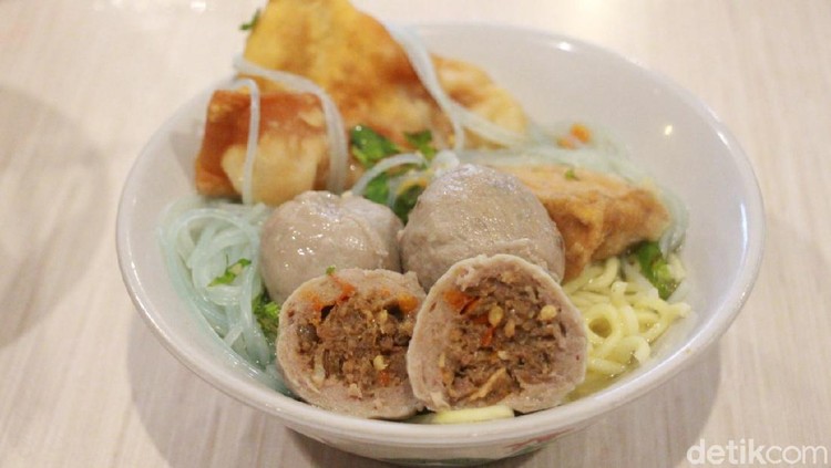 Bakso Mercon Cak Kar, tempat makan bakso di Malang yang terkenal enak dengan pilihan yang beragam.