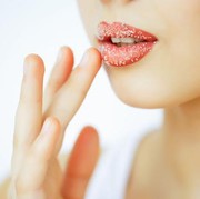 Bukan Saat Bibir Kering, Begini Cara Pakai Scrub Bibir dengan Benar