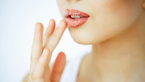 Bukan Saat Bibir Kering, Begini Cara Pakai Scrub Bibir dengan Benar