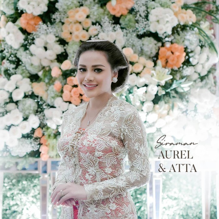 Saat prosesi siraman, Aurel tampil dengan makeup flawless polesan MUA La Ode Yusuf. Makeup tersebut dinilai mampu merepresentasikan usia Aurel. Lipstik matte berwarna pink mauve membuat look Aurel semakin memesona. (Foto: instagram.com/thepotomoto)