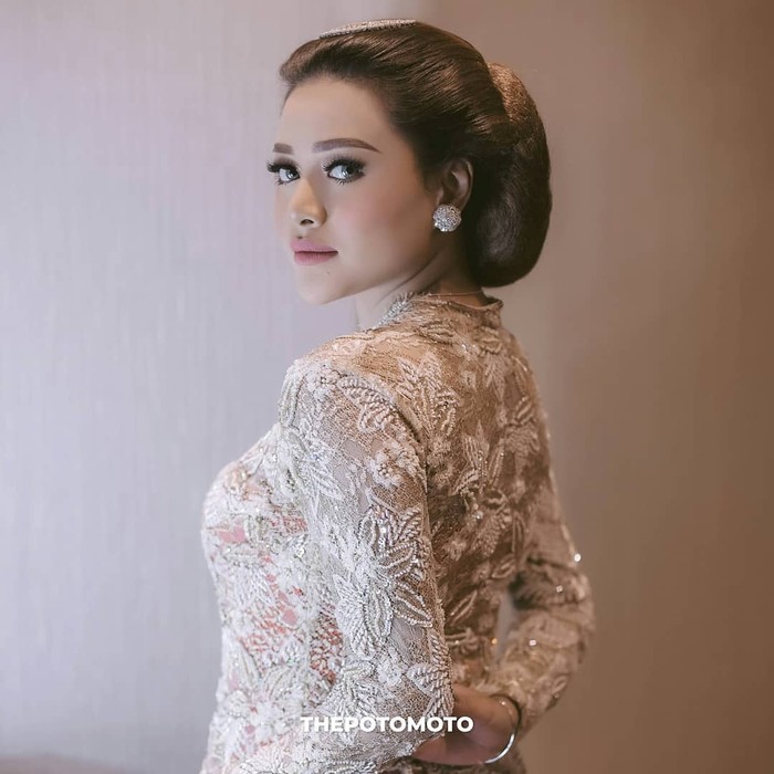 Eye makeup Aurel saat prosesi siraman menampilkan kesan yang teduh. Pulasan shimmer eyeshadow warna grey to black membuatnya terlihat sangat menawan. Penggunaan fake eyelash tebal dan lentik membuat hasil akhir flawless dan manglingi. (Foto: instagram.com/thepotomoto)