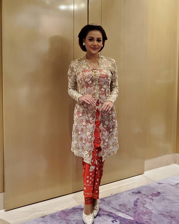 Nuansa tradisional Jawa Solo yang dipilih Aurel membuat kecantikan khas Indonesianya begitu terpancar. Hal ini terlihat dari pemilihan kebaya, rok batik motif jumputan dan sanggul khas Jawa. (Foto: instagram.com/mamiehardo)