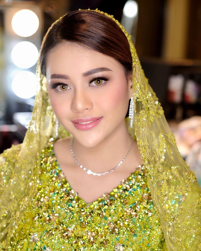 Di acara pengajian, Aurel tampil dengan makeup soft bernuansa pink. Polesan tangan MUA Hepi Herviani Wattimena membuat Aurel terlihat lebih fresh dan menawan. Bagian mata juga terlihat indah dan memesona. (Foto: instagram.com/hepidavid)