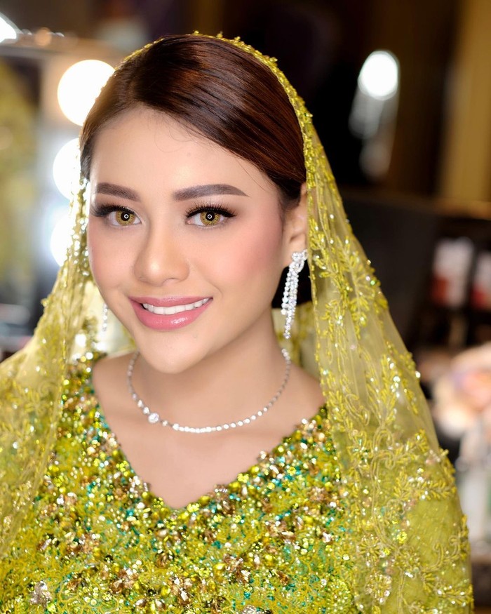 Tambahan aksesori perhiasan anting dan kalung permata berawarna putih membuat penampilan Aurel semakin memesona. Perhiasan yang dikenakan memberi kesan lebih mewah dan indah. Sembari melebarkan senyum, Aurel terlihat manis. (Foto: instagram.com/hepidavid)