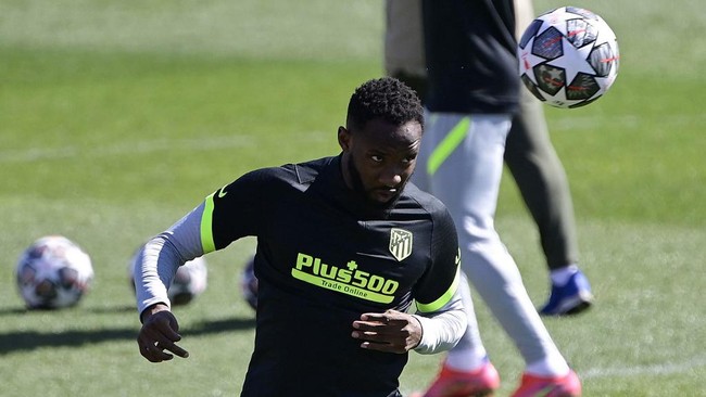 Bintang Atletico Madrid Moussa Dembele mendadak pingsan di lapangan saat menjalani latihan pada Selasa (23/3) sore waktu setempat.
