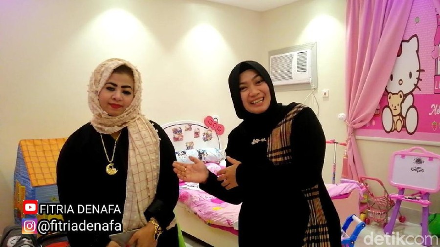 Fitria (kanan) dan Rama Rasa (kiri). Kisah wanita Madura yang menikah dengan bule Arab. Fitria (kanan) dan Rama Rasa (kiri). Kisah wanita Madura yang menikah dengan bule Arab.
