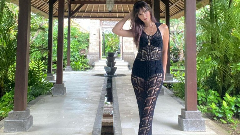 Inilo Penampilan Nia Ramadhani yang Tuai Banyak Hujatan Berikut ini adalah penampilan Nia Ramadhani yang tuai banyak hujatan.