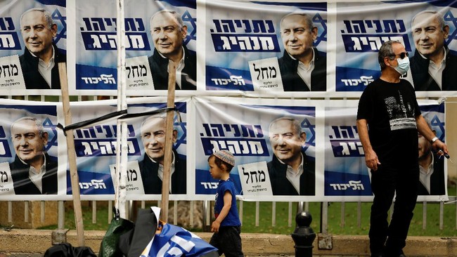 Ribuan warga Israel merayakan detik-detik berakhirnya 12 tahun pemerintahan Perdana Menteri Benjamin Netanyahu sebagai kemenangan.