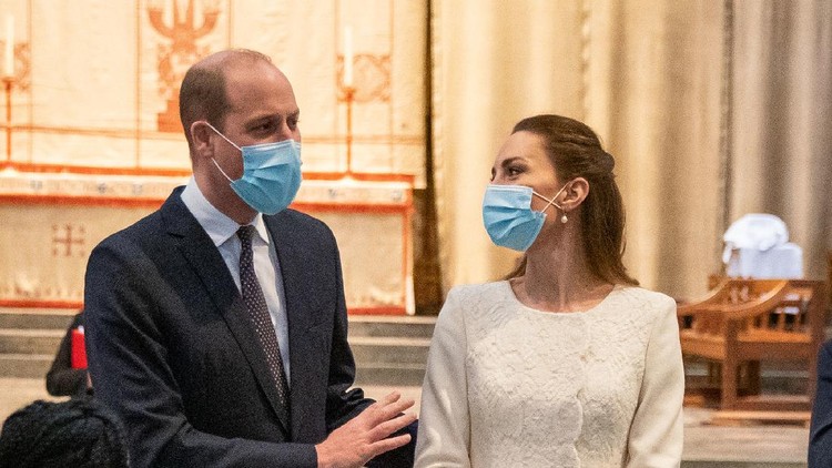 LONDON, ENGLAND - MARCH 23: Prince William, Duke of Cambridge and Catherine, Duchess of Cambridge speak with staff during a visit to the Covid-19 vaccination centre at Westminster Abbey on March 23, 2021 in London, England. (Photo by Aaron Chown - WPA Pool/Getty Images)