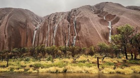 FOTO: Air Terjun yang Muncul di Batu Keramat Australia