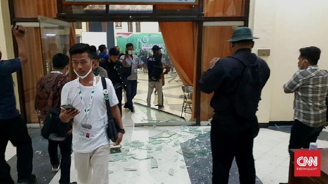 Kongres HMI Berlanjut Usai Ricuh, Target Hari Ini Tuntas Kongres XXXI HMI di Surabaya berlanjut dengan target hari ini rampung usai ricuh yang diwarnai penangkapan sejumlah kader oleh polisi.