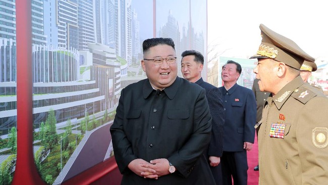 Kim Jong-un memulai pembangunan 10 ribu apartemen di Pyongyang meski Korea Utara tengah dilanda krisis yang menyebabkan proyek-proyek lainnya terbengkalai.