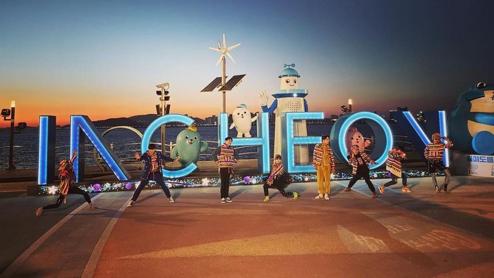 Kim Seon Ho bersama Anggota 2D1N Menari untuk Video Wisata Feel the Rhythm of Korea