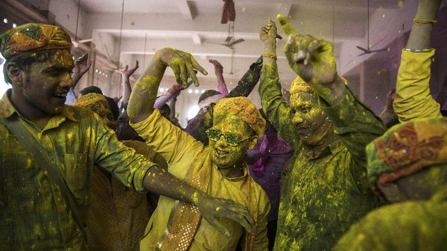 FOTO: Lathmar Holi, 'Tawur Pelangi' di India Kala Pandemi