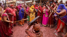 FOTO: Lathmar Holi, 'Tawur Pelangi' di India Kala Pandemi