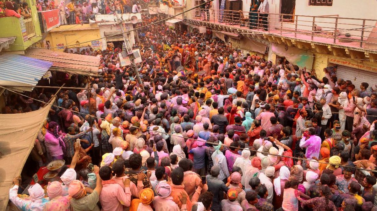 FOTO: Lathmar Holi, 'Tawur Pelangi' di India Kala Pandemi