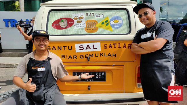 Berawal dari tantangan diet, Sal Priadi dan Iyas Lawrence membuat program membagikan makanan gratis.