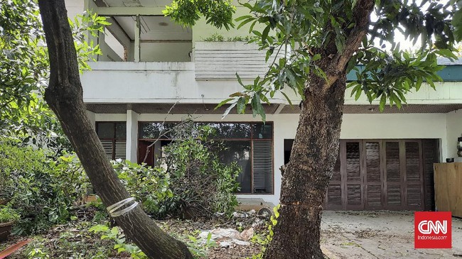 Dua orang ditetapkan sebagai tersangka dalam kasus pencurian rumah mewah di Kedoya, Jakarta Barat, termasuk dalang aksi kriminal itu.