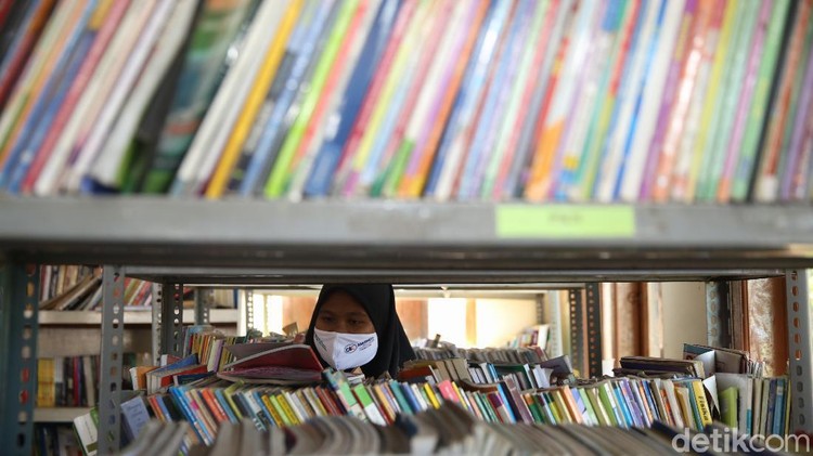 Perpustakaan Sekolah Alam Tunas Mulia, Bantargebang, Bekasi, Jawa Barat, mendapat bantuan ratusan buku pelajaran. Perpustakaan ini banyak dikunjungi oleh anak-anak pemulung.