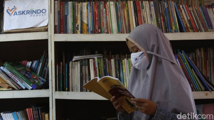 Perpustakaan Sekolah Alam Tunas Mulia, Bantargebang, Bekasi, Jawa Barat, mendapat bantuan ratusan buku pelajaran. Perpustakaan ini banyak dikunjungi oleh anak-anak pemulung.