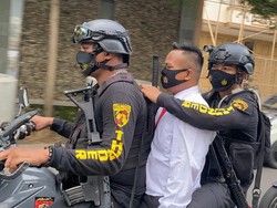 Saat Polisi Abal-abal di Pantai Losari Diciduk Polisi Asli