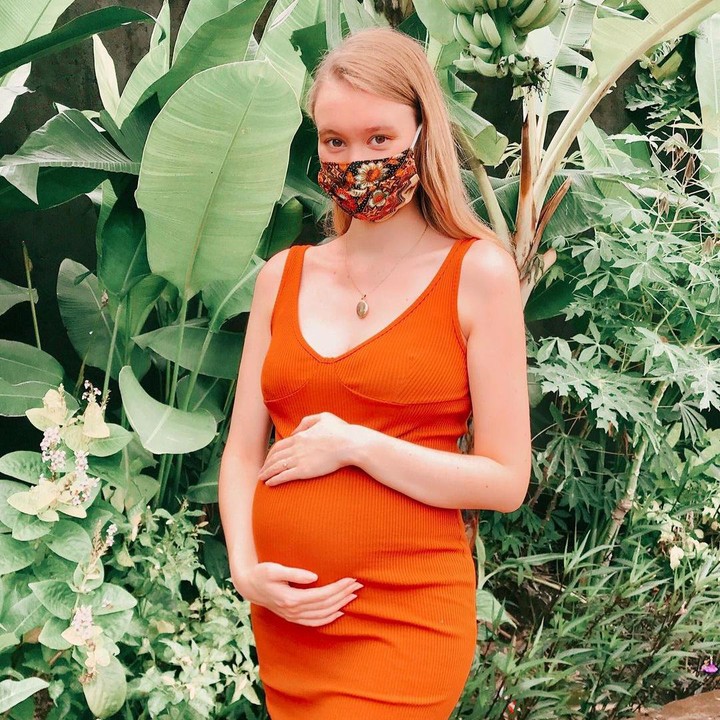 <p>Netizen pun memberi selamat dan tak sabar menantikan kelahiran bayinya Polly dan Nur Khamid. (Foto: Instagram @pollyoddsocks)</p>
