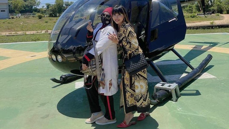 Berikut adalah potret kekompakan 2 mantan istri Kiwil, Rohimah dan Eva Belisima