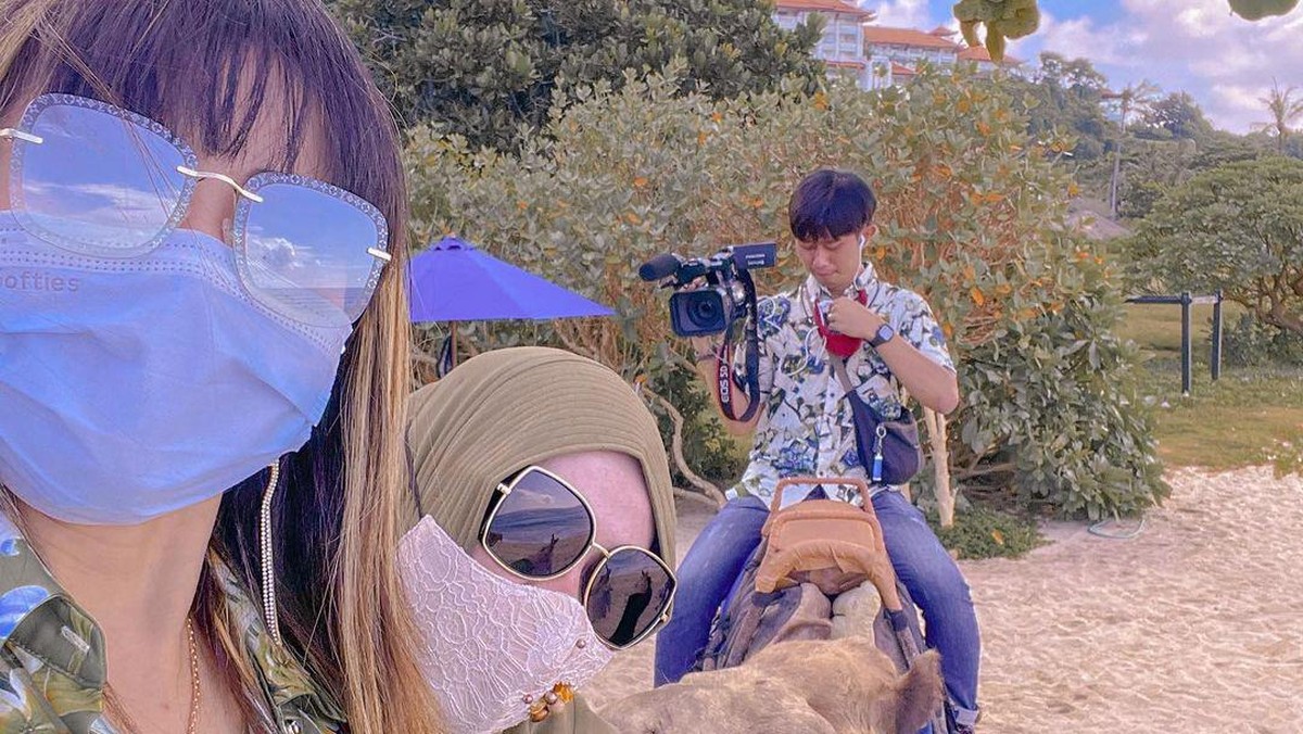 Berikut adalah potret kekompakan 2 mantan istri Kiwil&comma; Rohimah dan Eva Belisima