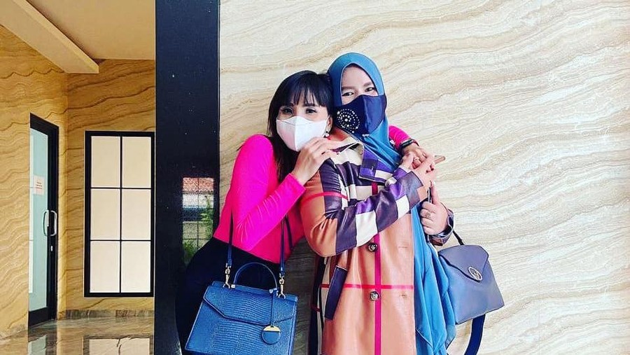 Berikut adalah potret kekompakan 2 mantan istri Kiwil, Rohimah dan Eva Belisima