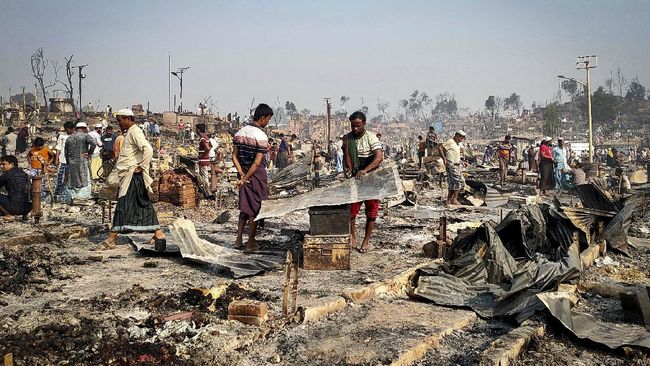 Sekitar 1.200 rumah penampungan hangus akibat kebakaran yang melalap kawasan kamp pengungsi Rohingya di Bangladesh, Cox's Bazar, pada Minggu (9/1).