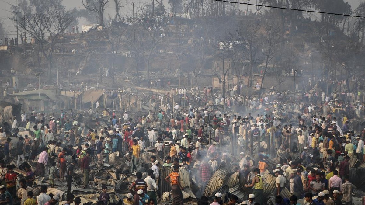 FOTO: Kamp Rohingya di Bangladesh Tinggal Puing
