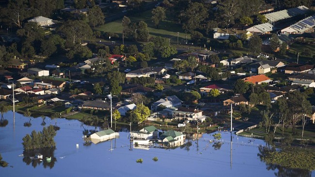 Ribuan warga Australia mengungsi karena banjir pada Rabu (30/3). Banjir terjadi akibat hujan lebat yang mengguyur pesisir timur negara itu sejak Selasa (29/3).