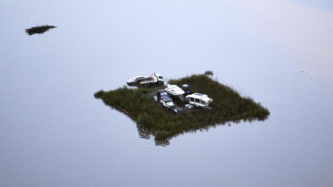Satu keluarga Australia terperangkap banjir di pulau terpencil di Outback karena hujan lebat tak berhenti mengguyur kawasan itu.