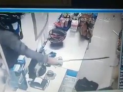 Polisi Buru Perampok Viral Ancam Korban Pakai Samurai di Sumsel