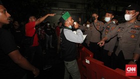 Ramai Kader HMI Orasi Dini Hari di Luar Arena Kongres