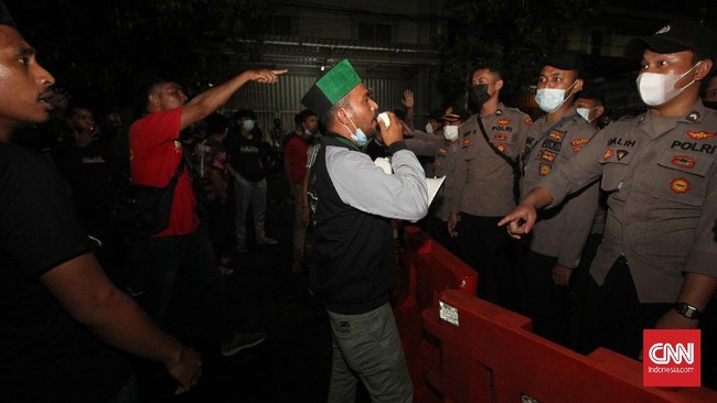 Sejumlah kader HMI diadang masuk ke arena kongres. Dini hari, mereka berorasi di tengah pemukiman warga dan mengklaim tak ganggu ketertiban umum.