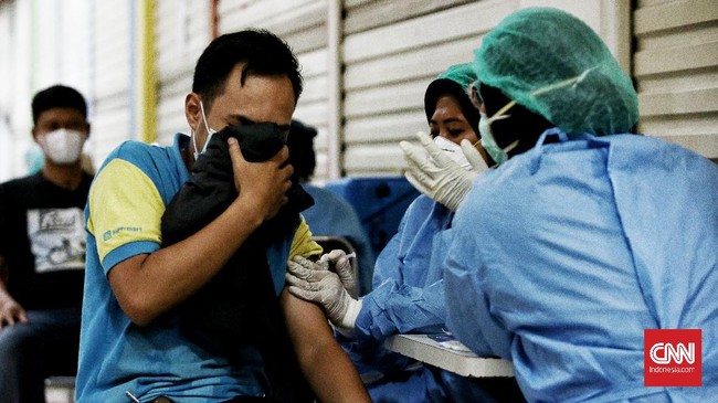 Sejumlah pedagang di Sumenep, Madura, memilih menutup tokonya begitu mendengar kabar ada vaksinasi Covid-19 saat PPKM Darurat.
