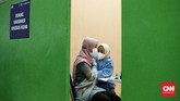 FOTO: Geliat Vaksinasi Massal Covid-19 Pedagang Kota Depok Vaksinasi Covid-19 massal digelar di salah satu pusat perbelanjaan di Kota Depok, Jawa Barat. Vaksinasi menyasar mulai dari pedagang hingga pengendara ojol.