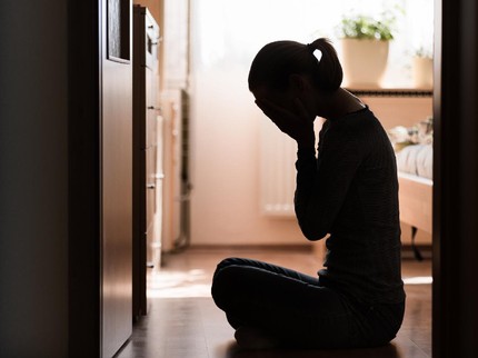 Iseng Cek Ponsel Anak, Bunda Ini Malah Temukan Rahasia Putrinya yang Menyedihkan