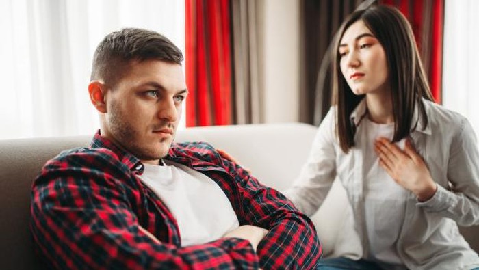 Pikir-Pikir Lagi, 6 Hal Ini Menandakan Pasangan Kamu Tidak Peduli dengan Hubungan Kalian