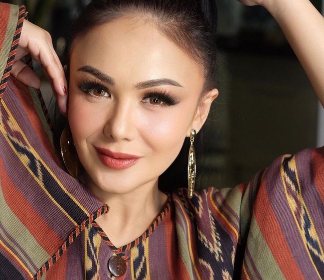 7 Tips Makeup Yuni Shara Biar Kelihatan Awet Muda