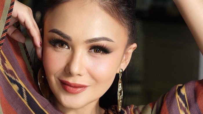 7 Tips Makeup Yuni Shara Biar Kelihatan Awet Muda