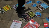 FOTO: Protes dari Jakarta Bela Muslim Uighur di China Sejumlah demonstran menggelar aksi teatrikal di depan Kedutaan Besar China di Jakarta mendesak penghentian kekerasan terhadap etnis Muslim Uighur di Xinjiang.