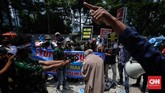 FOTO: Protes dari Jakarta Bela Muslim Uighur di China Sejumlah demonstran menggelar aksi teatrikal di depan Kedutaan Besar China di Jakarta mendesak penghentian kekerasan terhadap etnis Muslim Uighur di Xinjiang.