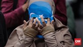 FOTO: Protes dari Jakarta Bela Muslim Uighur di China Sejumlah demonstran menggelar aksi teatrikal di depan Kedutaan Besar China di Jakarta mendesak penghentian kekerasan terhadap etnis Muslim Uighur di Xinjiang.