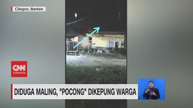 VIDEO: Diduga Maling, 'Pocong' Dikepung Massa
